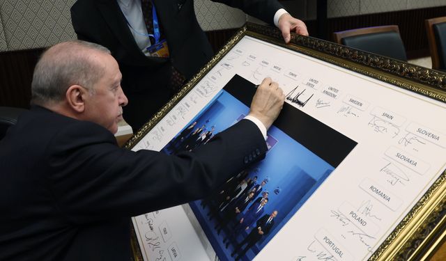 Erdoğan, NATO Zirvesi'ne Katılan Liderlerin İmzaladığı Tabloyu İmzaladı