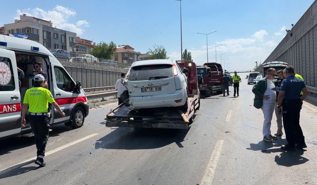 Eskişehir'de 3 otomobilin karıştığı zincirleme kazada 2 kişi yaralandı