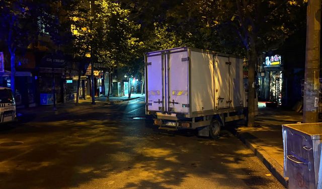 Gece yarısı park halindeki kamyonete çarpıp kaçtı