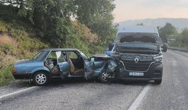 İnegöl'de otomobil ve minibüs çarpıştı
