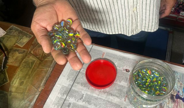 İzmir'de 90'lı Yıllar Konseptli Bakkal