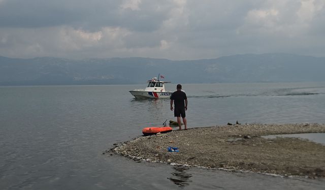 İznik Hölü'ne serinlemek için giren gençler kayboldu