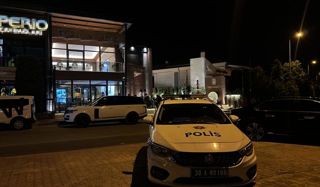 Kafede iki grup arasında bıçaklı kavga