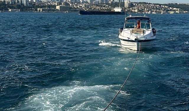 Kız Kulesi önlerinde sürüklenen tekneyi ekipler kurtardı