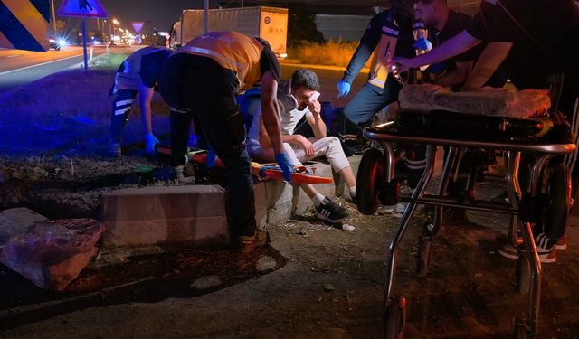 Motosiklet refüje çıkıp trafik levhasına çarptı: Sürücü ağır yaralandı