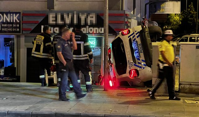 Otomobil ile çarpışan polis aracı devrildi
