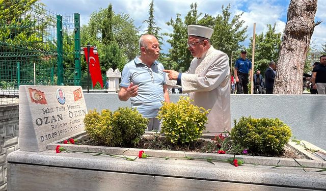 Şehit polis memuru oğlunun mezarı başında dua etti