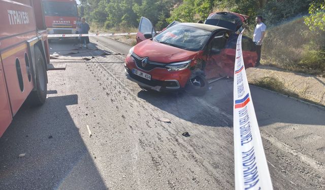 TIR’ın lastiği patladı, metal rulolar yola saçıldı: 4 yaralı