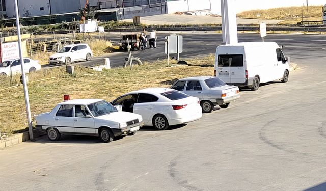 Yolunu kestikleri kişiyi darbedip ruhsatlı tabancasını gasp ettiler
