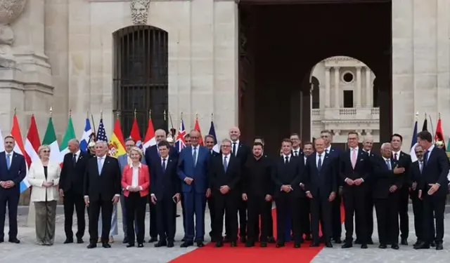 Bakan Fidan Paris’te: Ukrayna Zirvesi’nde Aile Fotoğrafına Katıldı