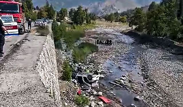 Adana’da feci kaza: Otomobil dereye uçtu, 2 ölü