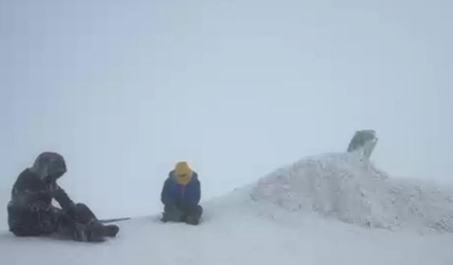 Ağrı Dağı'na tırmanan dağcılar zor anlar yaşadı