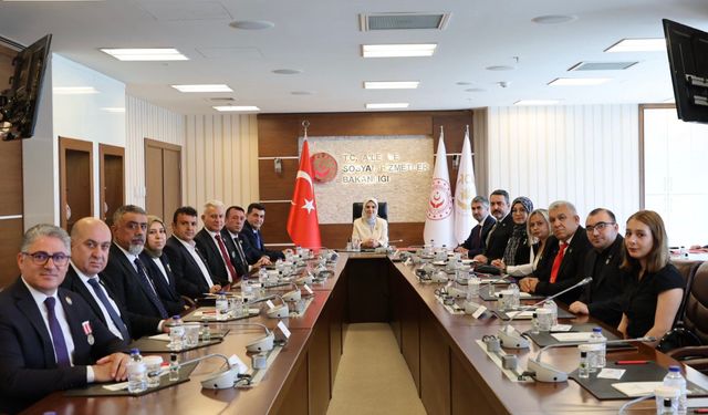 Bakan Göktaş, şehit aileleri ve gazilerle görüştü