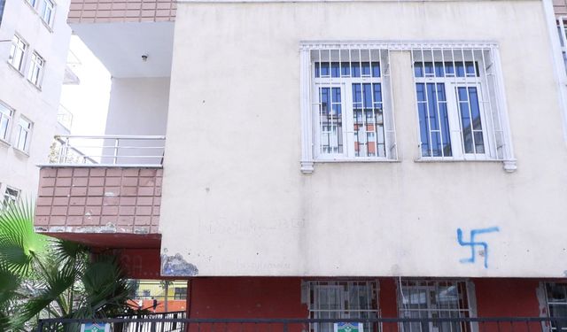 Balkona tırmanıp eve giren hırsızlar suçüstü yakalandı