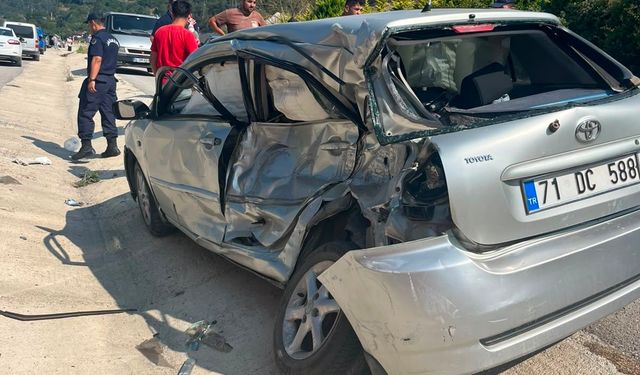 Bolu'da kamyon ve otomobil kavşakta çarpıştı