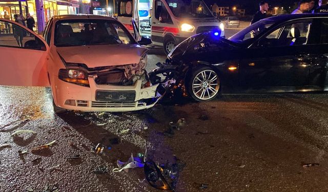 Bursa'da iki otomobil kafa kafaya çarpıştı: 2 yaralı