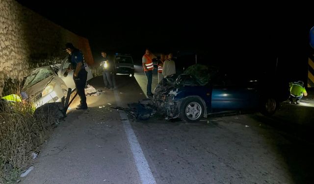Bursa'da İki Otomobil Kafa Kafaya Çarpıştı