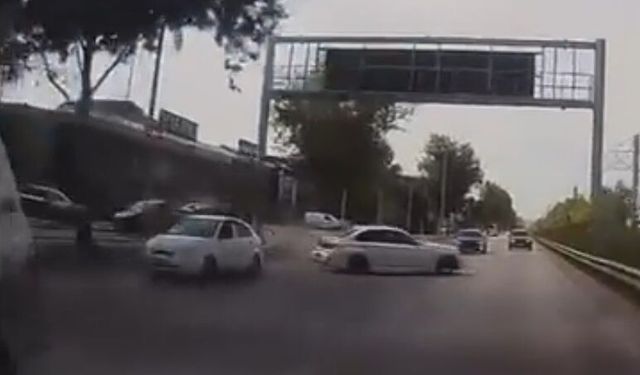Bursa'da makas atarak yarışan otomobiller çarpıştı
