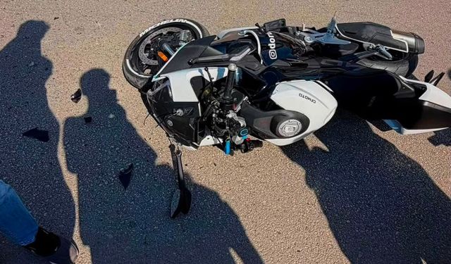 Bursa'da motosiklet duran otomobile çarptı