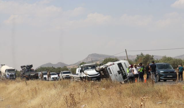 Diyarbakır’da can pazarı: Minibüs devrildi, 3 ölü