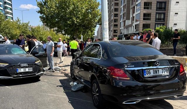 Diyarbakır'da iki otomobiller çapıştı