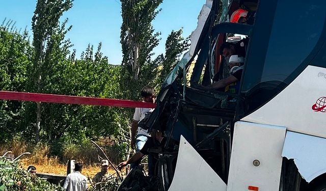Diyarbakır'da Otobüs Şarampole Devrildi