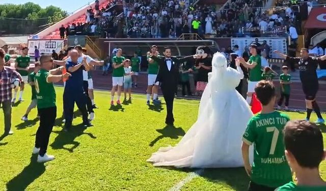 Düğün günlerinde final heyecanı! Gelinlik ve damatlıkla tribünde yerlerini aldılar