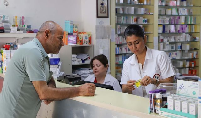 Eczanede başlayan mesaisi tarlada son buluyor