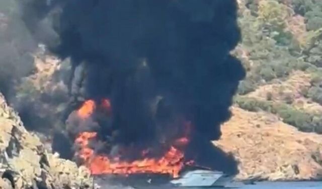 Fethiye'de koydaki gezi teknesi alevlere teslim oldu
