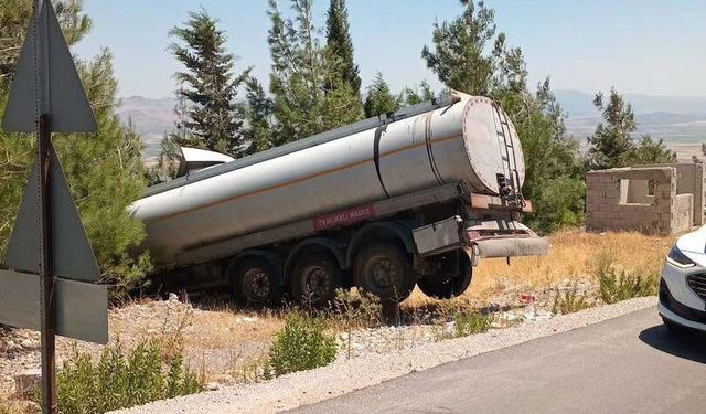Gaziantep’te şarampole devrilen tankerin şoförü yaralandı