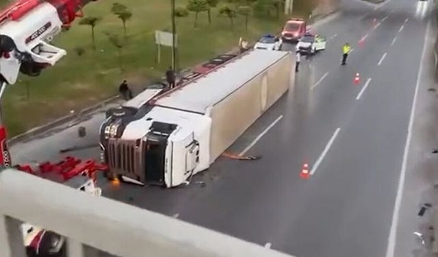 Gebze'de devrilen TIR nedeniyle trafik aksadı