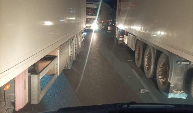 İki TIR arasında sıkışan sürücü hayatını kaybetti