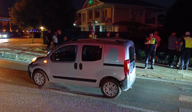 İnegöl'de hafif ticari araç kaldırıma çarptı: 1 yaralı