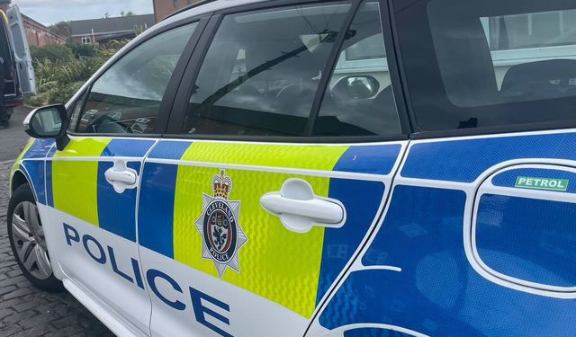 İngiltere'de Otomobil, Polis Aracına Çarptı