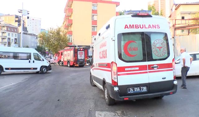 Kartal’da otomobil park halindeki 3 araca çarptı: 2 yaralı