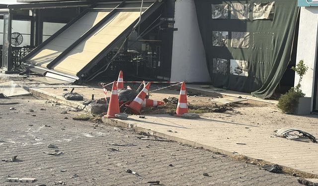 Muğla'da otomobil, börekçiye daldı: 2 yaralı