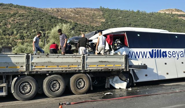 Muğla'da TIR ve tur otobüsü çarpıştı