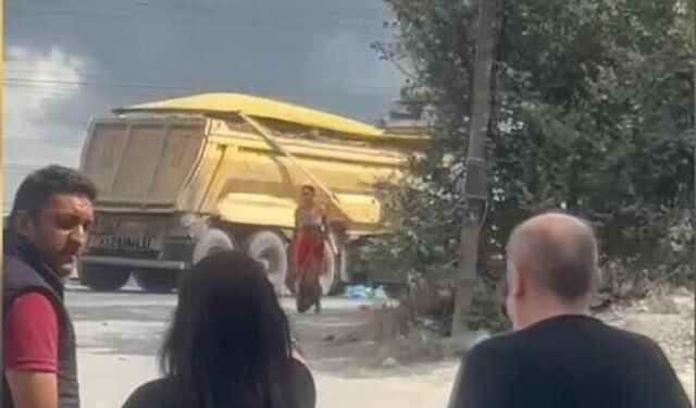 Yoldan geçen araçlara taş atan kişiye çevredekiler tepki gösterdi