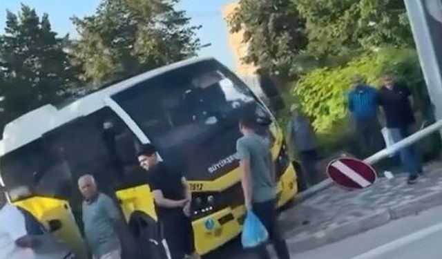 Osmangazi'de belediye minibüsü elektrik direğine çarptı