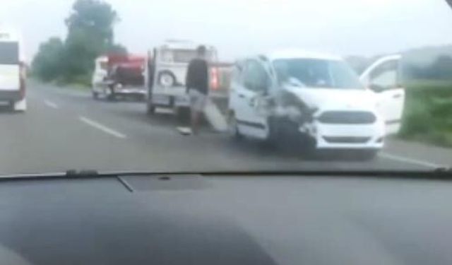 Sakarya'da otomobil ve hafif ticari araç çarpıştı