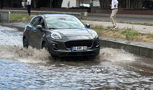 Samsun'da sağanak yağış hayatı felç etti