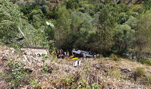 Sivas'ta Minibüs Uçuruma Yuvarlandı
