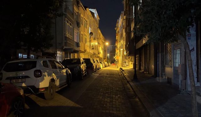 Sokak ortasında bıçaklı saldırıya uğradı
