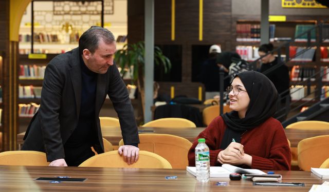 Sultanbeyli'de üniversiteyi kazanan öğrencilere ödül