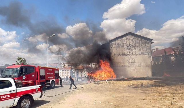 Tekirdağ'da otluk alanda çıkan yangın garaja sıçradı