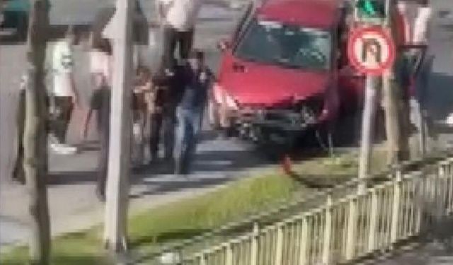 Yayaya çarpmamak için trafik ışığına çarptı