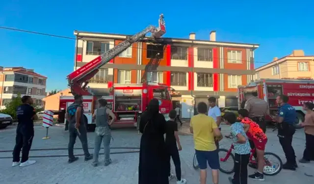 Eskişehir'de İki Katlı Binada Yangın Paniği: 4 Kişi Hastaneye Kaldırıldı