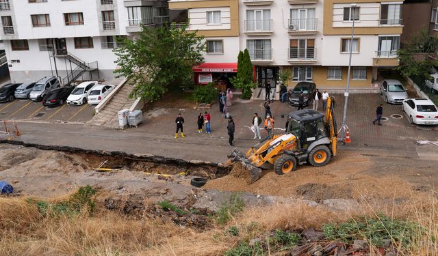 Keçiören'de çöken yolda onarım çalışmaları