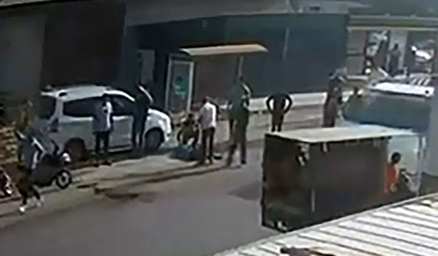 Adana'da Yoldan Geçerken Minibüsün Çarptığı Çocuk Yaralandı