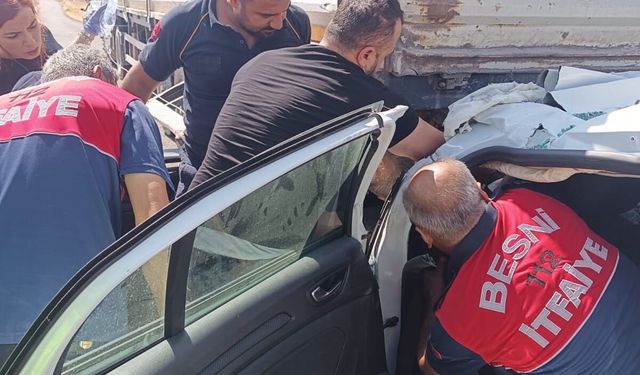 Adıyaman'da otomobil TIR'a arkadan çarptı